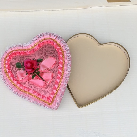 Vintage Pink Ruffled Brach’s Heart Shaped Valentines Chocolate Box - Picture 3 of 10